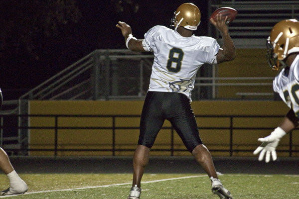 culpepper:Quarterback Daunte Culpepper throws a pass to his receiver during Mountain Lions? traning camp.:Ashley Neal - State Hornet