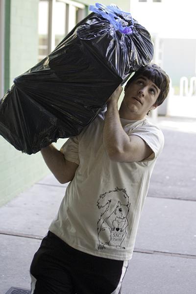 Move in day F2010 1:Student volunteers, parents and friends helped incoming students move into the resident halls on Friday.:Robert Linggi - State Hornet