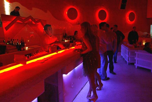 partying and ordering alcohol at bar:Students tend to spend too much money in bars and nightclubs, leading to financial troubles.:McClatchy Tribune