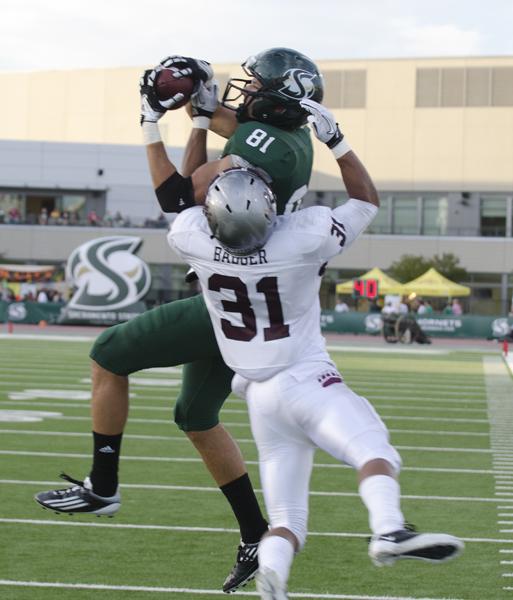 Wide receiver Chase Deadder pulls down a pass for a touchdown
during the first quarter of today’s game against Montana.
