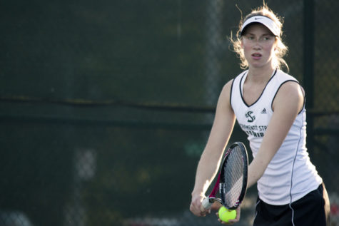 Women’s tennis remains undefeated, takes both ends of doubleheader Friday