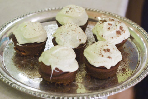 After you take the cupcakes out of the oven, be sure to let them cool as the frosting will not set properly on hot cakes. Sprinkle with cocoa powder or cinnamon before serving.