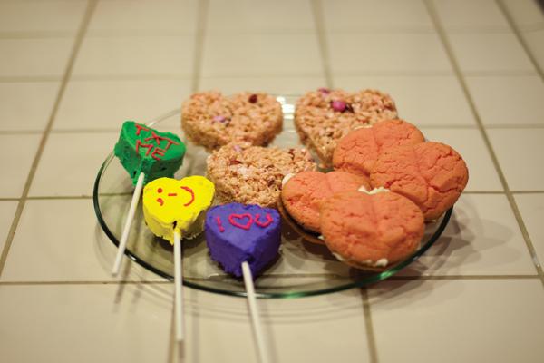 Strawberry Oreo Heart Cookies, Rice Krispies Valentine’s Day Treats and Conversation Hearts Cake Pops are ready to hand out as gifts to loved ones.
