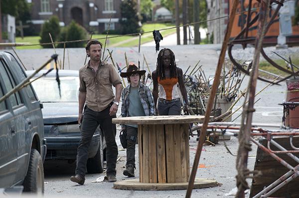 Rick Grimes (Andrew Lincoln), Carl Grimes (Chandler Riggs) and Michonne (Danai Gurira) - The Walking Dead - Season 3, Episode 12
