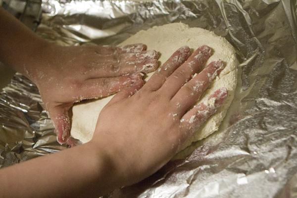 Knead the dough mix and place in the refrigerator for 30 minutes.
