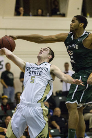 Men’s basketball stumbles early, cannot recover in overtime