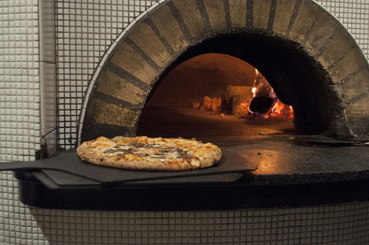 The Fiori pizza is taken out of the 800 degrees Fahrenheit oven after 5 minutes. 