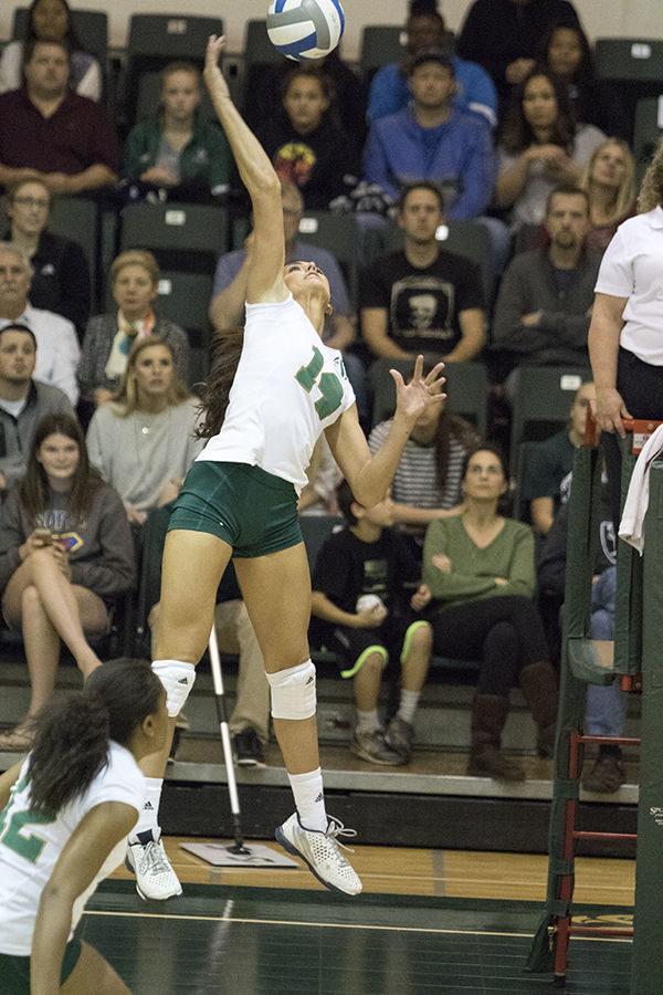 Lauren+Kissell+attempts+the+kill+against+Idaho+State+on+Saturday%2C+Nov.+7%2C+2015+at+the+Hornets+Nest.+Kissell+ended+the+game+with+13+kills.
