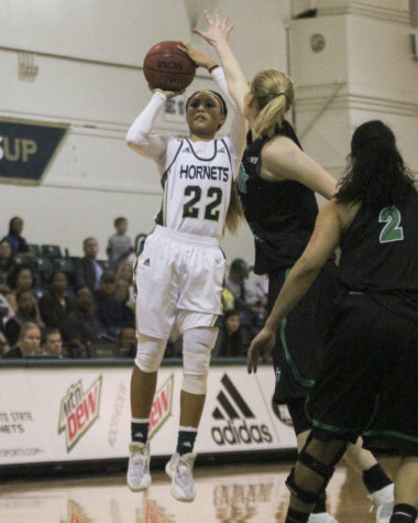 Women’s basketball dominates, clinches No. 7 seed