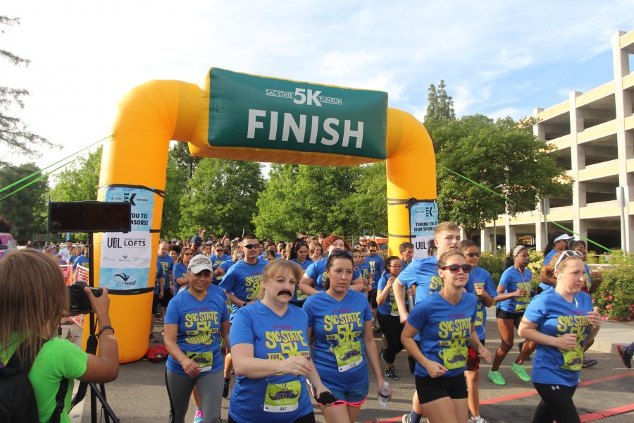 Runners begin the 5K in front of The WELL on May 4. (Photo by Khanlin Rodgers)