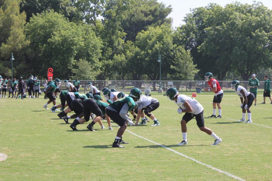 The+offense+and+defense+battle+in+an+11+on+11+scrimmage+at+practice+on+Aug.+15.