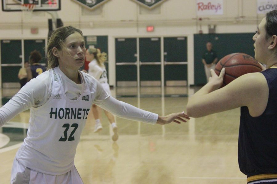 Sac+State+junior+guard+Hannah+Friend+guards+an+inbounds+pass+in+a+71-61+loss+to+Portland+State+at+the+Nest+on+Feb.+11.+Friend+scored+a+team-high+20+points+to+put+her+over+1%2C000+career+collegiate+points.