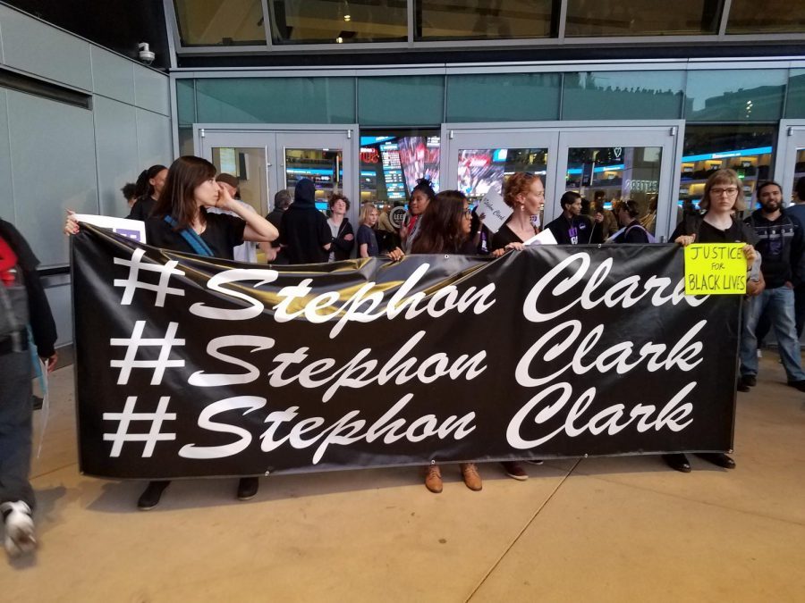 Sacramento+State+student+Manushi+Weerasinghe+and+other+protesters+hold+up+a+sign+protesting+the+death+of+Stephon+Clark+on+March+27%2C+2018+outside+of+the+Golden+1+Center+before+the+Sacramento+Kings+hosted+the+Dallas+Mavericks.