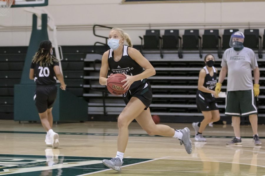 Summer Menke runs through a play and passes the ball to the wing during the women’s basketball team practice at The Nest at Sacramento State Oct. 27, 2020. Student athletes will be required to get tested for COVID-19 three times a week once their seasons begin. 