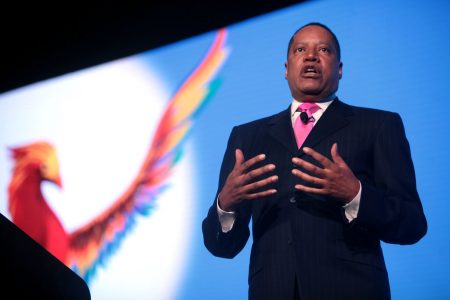 The State Hornet’s copy editor Alex Muegge said Larry Elder’s decision to make the “L” in his surname the shape of the state of California for his campaign logo is an insult to Californians everywhere. Larry Elder by Gage Skidmore is licensed under CC BY-SA 2.0.