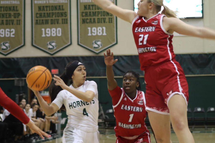 Senior guard Jazmin Carrasco prepares to pass the ball into the paint at the Hornets’ game against Eastern Washington at the Nest on Jan. 20, 2022. Carrasco and the Hornets would get their second win in a row after defeating Eastern Washington 59-49.
