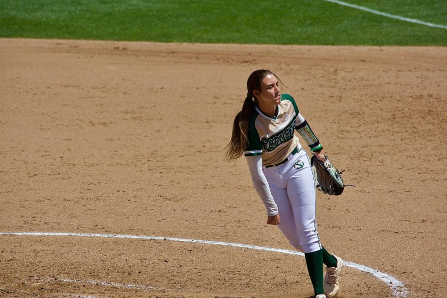 Junior+pitcher+Marissa+Bertuccio+pitches+against+Southern+Utah+University+at+Shea+Stadium+on+Saturday%2C+May+7%2C+2022.+Bertuccio+was+nearly+unhittable+this+weekend+as+she+threw+a+no-hitter+in+her+first+win%3B+she+threw+five+scoreless+innings+in+her+second+win+to+complete+the+sweep.%0A