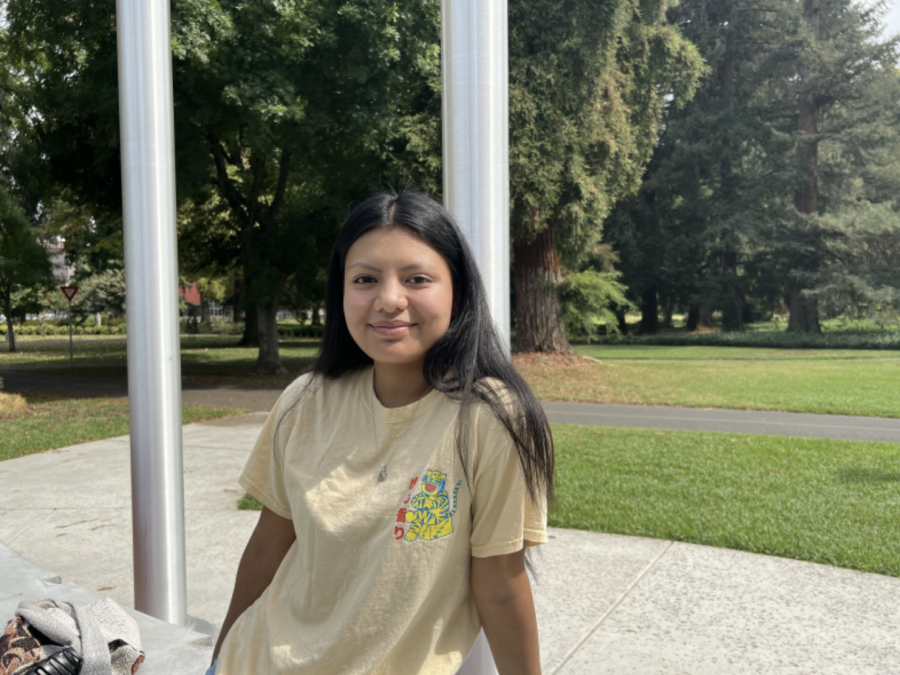 Estudiante de segundo año estudiando  química Luz Ramírez posa en frente del compuesto de bicicletas cerca de Sacramento Hall el Lunes, Sept.12, 2022. Ramírez compartió que batalla para que sus dificultades como estudiante sean validadas por su familia. 
