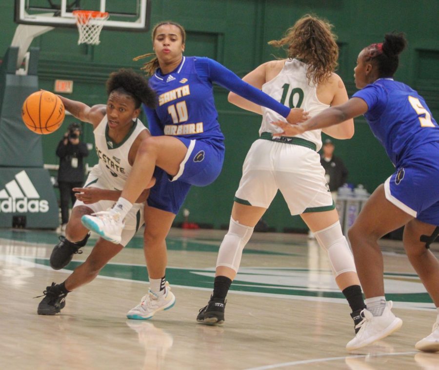 Senior guard Kahlaijah Dean comes off a screen set by freshman guard Madison Butcher against the Gaucho defense at The Nest Saturday, Nov. 19, 2022 in a 70-68 overtime win. Dean currently averages 22.7 points and 6.7 assists a game. 