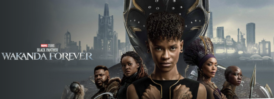 “Pantera Negra: Wakanda Por Siempre (Black Panther: Wakanda Forever)” se estreno en cines el Viernes 11 de noviembre de 2022. La película es un cierre emocional en la Fase Cuatro del Universo Cinematográfico de Marvel.(Póster de la película es cortesía de Marvel Studios)