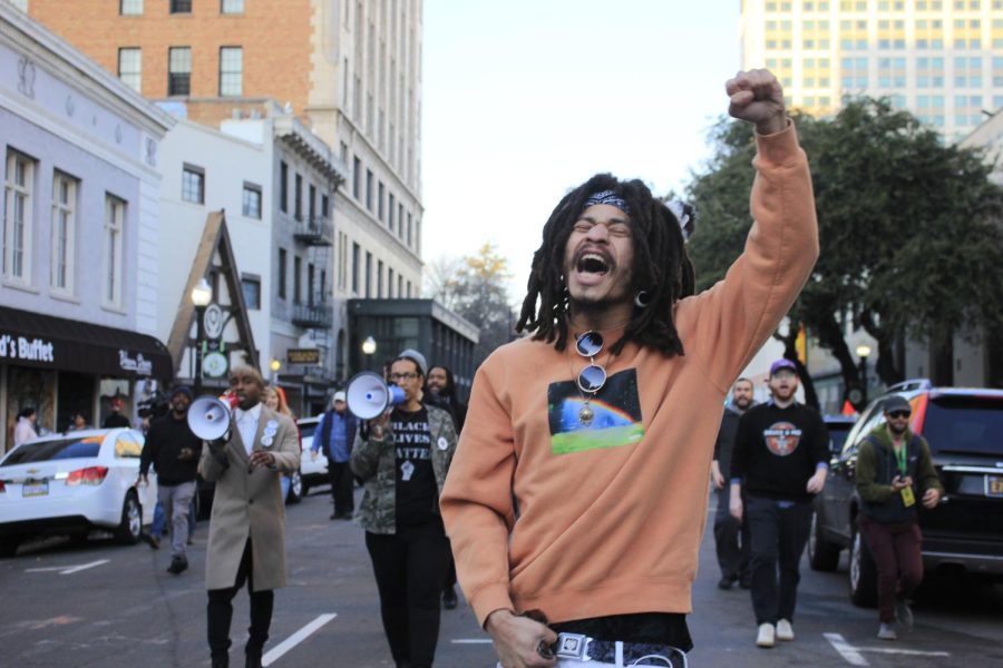 jKaiLord cantando Sin justicia, no hay paz mientras marchaba por Sacramento el viernes 27 de enero de 2023. jKaiLord estuvo entre varios manifestantes que pidieron justicia después de la muerte de Tyre Nichols, quien murió días después de ser golpeado por agentes de policía de Memphis.
