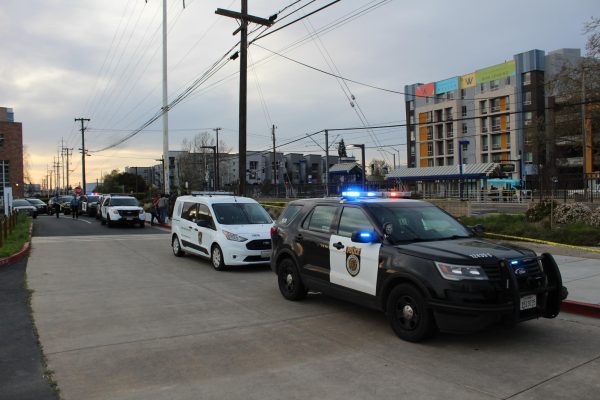 El Departamento de Policía de Sacramento y vehículos de CSI estacionados afuera de la estación de tren ligero en las calles 65th y University el jueves, 21 de marzo de 2024. La policía de Sacramento dijo que el tiroteo tuvo lugar aquí, aparte del incidente del robo de auto.(Foto por Michael Pepper)