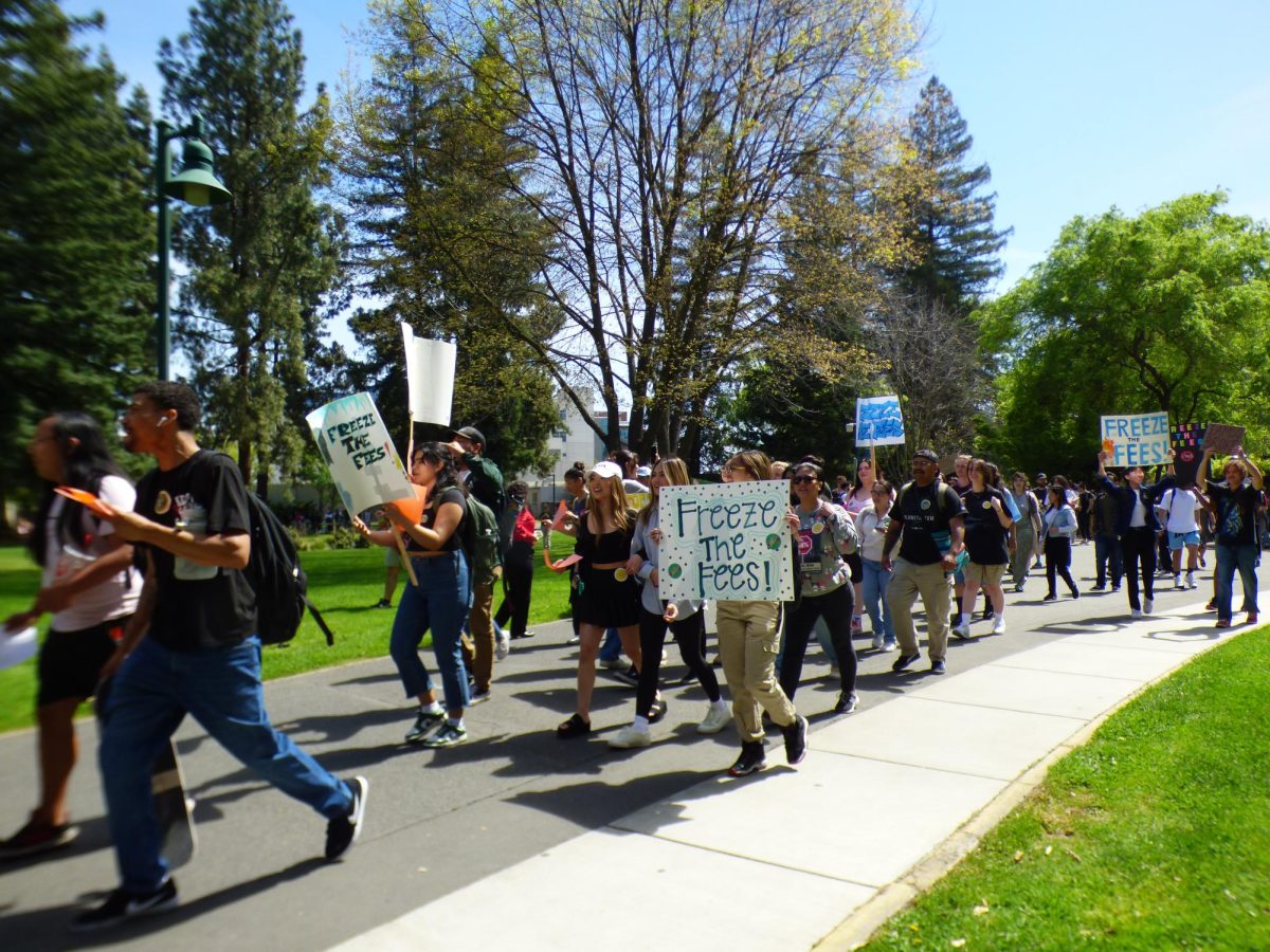 Los manifestantes regresan al patio de la biblioteca después de marchar el miércoles 10 de abril del 2024. Manifestantes estudiantiles se reunieron a las afueras de la biblioteca.