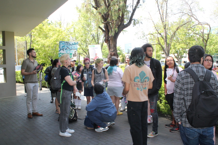   Los manifestantes se reúnen frente a Sacramento Hall antes de entrar al edificio para ir hacia la oficina del Presidente Luke Wood el miércoles 10 de abril del 2024. La marcha concluyó en las puertas de la oficina administrativa. Manifestantes gritan para que la administración del Presidente Wood oiga las voces de los estudiantes.