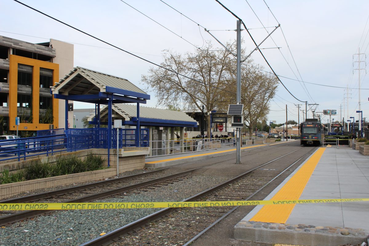 El tiroteo ocurrió en la estación de tren ligero en la calle University y 65 el jueves 21 de marzo del 2024. Servicios del tren ligero fueron interrumpidos en ambas direcciones para que los detectives del Departamento de Policía de Sacramento y el CSI procesaron la escena del crimen.