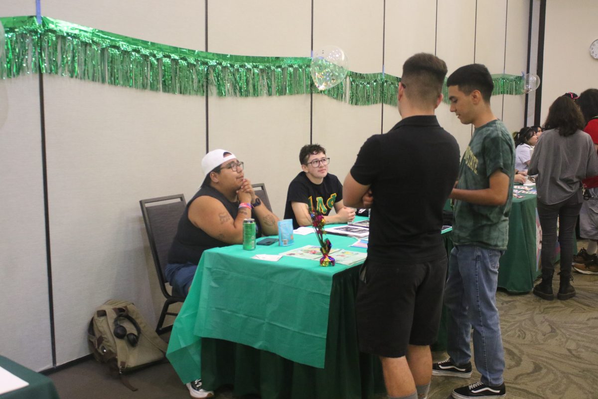 Vincenzo Rodriguez y Asher Franco-Carreño platican con estudiantes de la Universidad Estatal de Sacramento durante la Bienvenida Queer en el salón de baile de la Unión Universitaria, el 6 de septiembre, 2024. Rodríguez y Francro-Carreño dijeron que aprovechan de muchos recursos en Sac State incluyendo el Pride Center.  