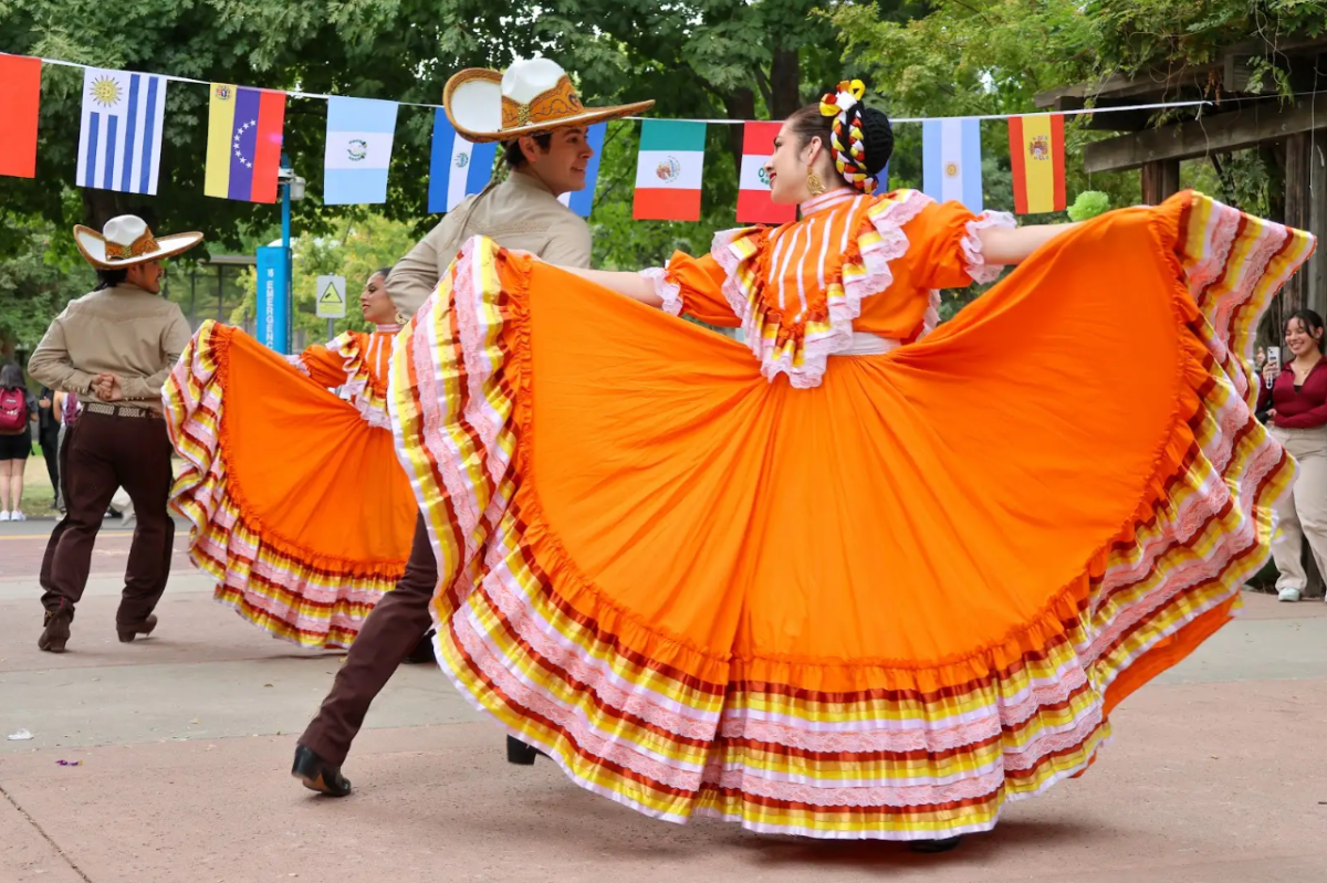 Estudiantes de Sac State bailan danzas folklóricas en La Bienvenida el 18 de Septiembre, 2024. Esta danza fue una de las formas de honrar la cultura hispana durante La Bienvenida. 