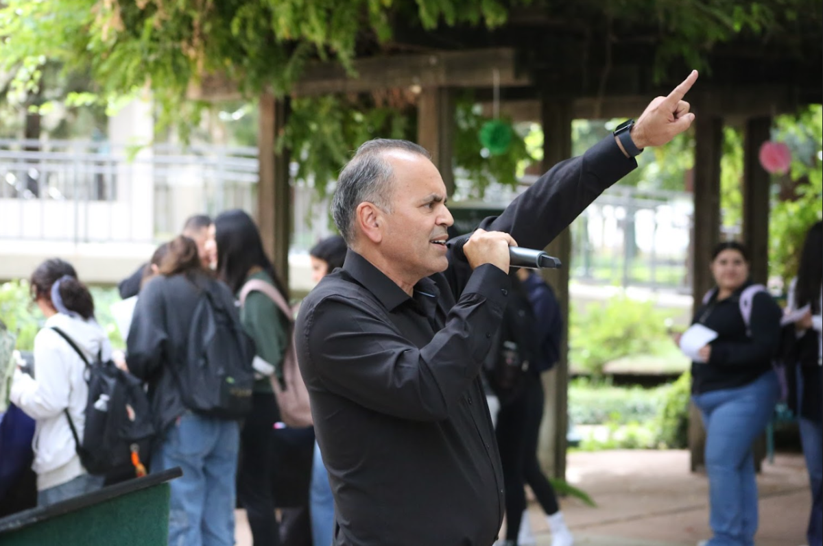 Carlos Nevarez, el vicepresidente de asuntos académicos, dio su introducción el 18 de septiembre, 2024. Hablo de la importancia de reconocer la cultura Hispana. 