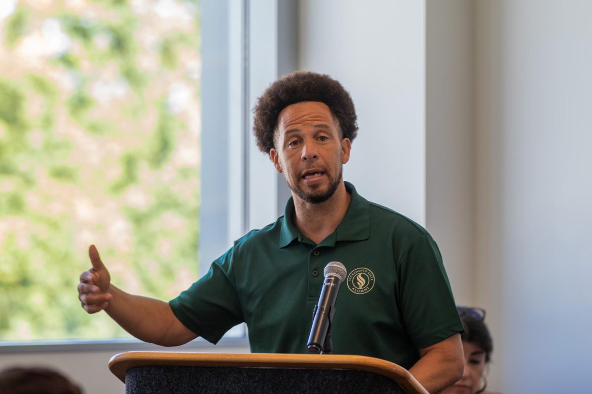 El presidente Luke Wood habla en un ayuntamiento sobre aumento de tarifas en University Union el jueves 15 de agosto de 2024. Al anunciar los aumentos de tarifas, Wood dijo que los fondos adicionales respaldarían mejoras en la vida estudiantil en Sac State.