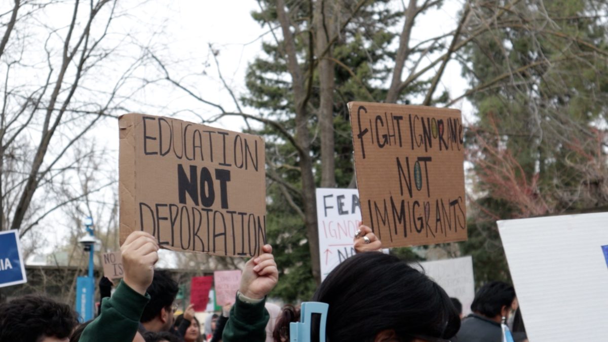 Estudiantes y activistas en Sac State protestaron en solidaridad con la comunidad inmigrante