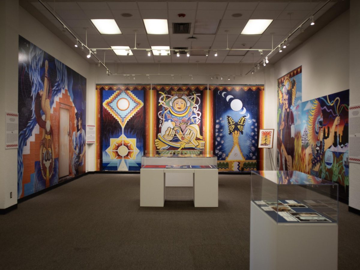 Una sección de la galería que muestra reproducciones a gran escala de murales creados por el Royal Chicano Air Force el jueves 12 de enero de 2026. Piezas más pequeñas realizadas por artistas de la RCAF se exhiben en vitrinas.