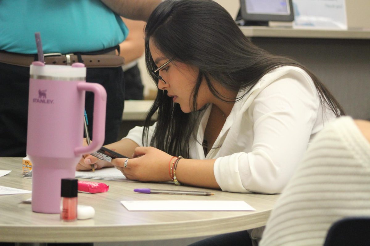 Una estudiante escribe una carta a un trabajador agrícola para el evento “Cartas Para Campesinos” en El Centro Serna el martes 31 de marzo de 2026. Los estudiantes de Sacramento State fueron invitados a participar y escribir sus propias cartas para los trabajadores agrícolas.