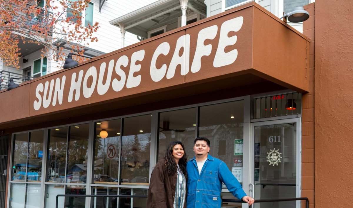 Lalo Mata y Leandra Coronado frente a su negocio de un año, Sun House Café, miércoles 25 de febrero 2026. La tienda se especializa en bebidas rotativas únicas e implementa tácticas de marketing vibrantes y orientadas a la comunidad. (Foto por AJ Tinkess)