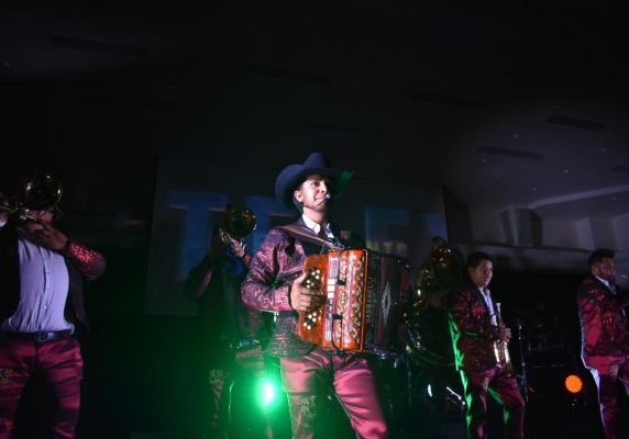 Miembros de la Banda Uriense miran a la multitud en la celebración del Día de la Independencia de México en Sac State el Jueves 14 de Septiembre de 2023. Esta celebración anual se llama El Grito. 