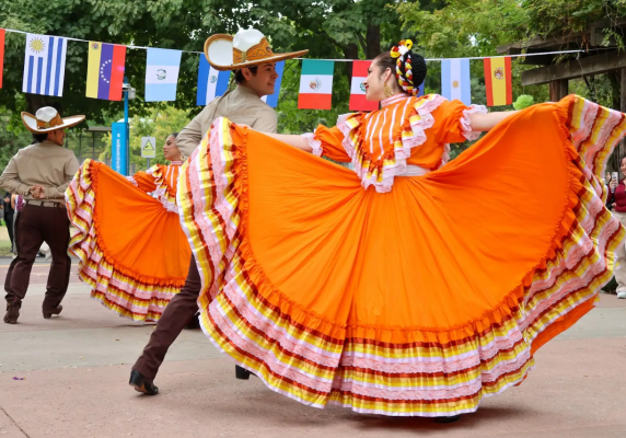 Estudiantes de Sac State bailan danzas folklóricas en La Bienvenida el 18 de Septiembre, 2024. Esta danza fue una de las formas de honrar la cultura hispana durante La Bienvenida. 